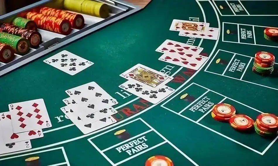 Filipino player completing a CS8 Casino deposit using a mobile e-wallet on their phone